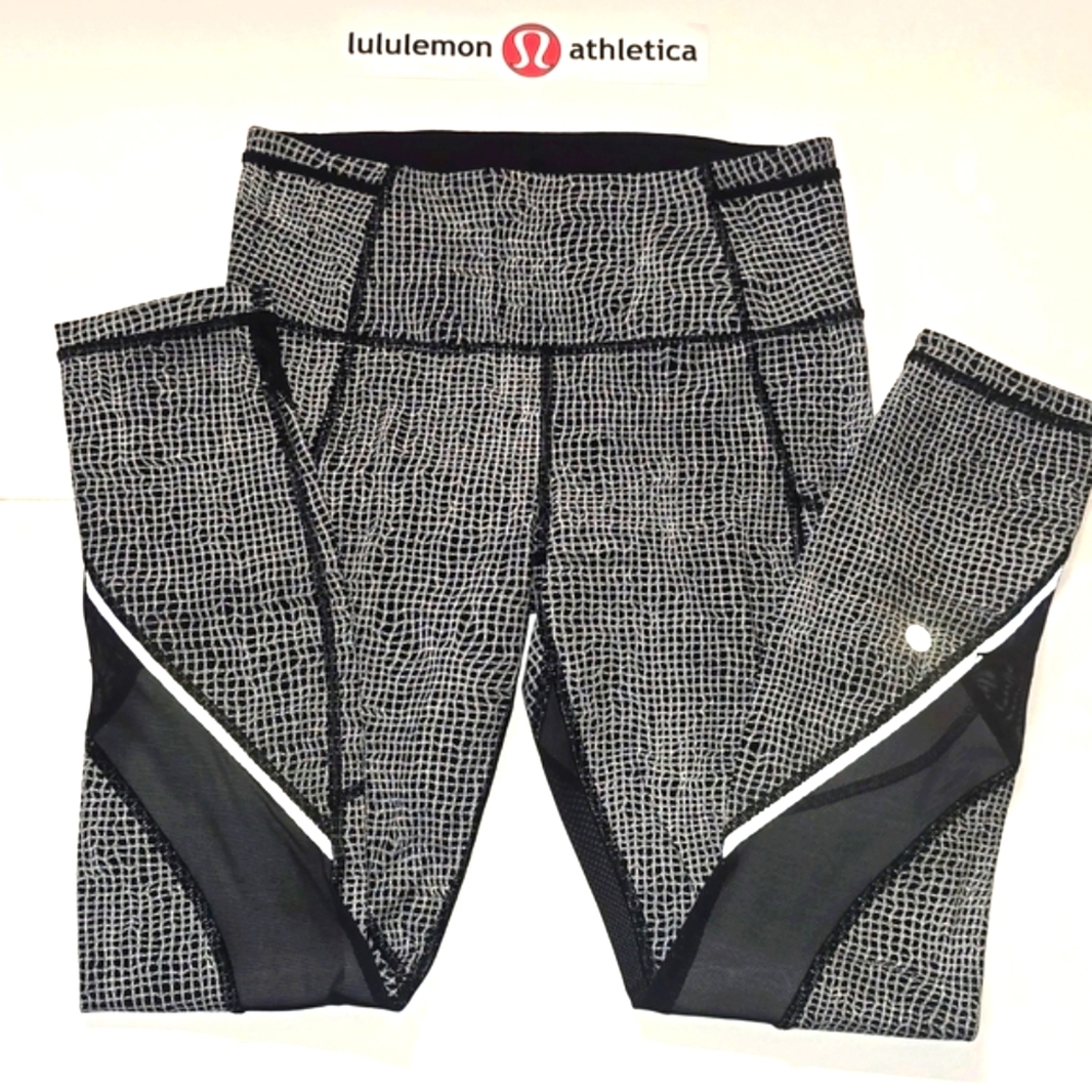 Lululemon Outrun Black And White Tight Geo Print Size 4!